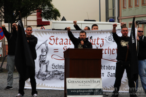 Lukas Franz, dritter von rechts mit Kapuze und Sonnenbrille, am 25. März 2012 auf einer spontanen neonazistischen Kundgebung in Grube