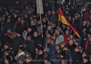 Stadtverordneter Gerd Wollenzien (mit Deutschland-Fahne in der Hand) bei einer Kundgebung des flüchtlingsfeindlichen und rechtsoffenen “Bürgerbündnisses Havelland” am 27. Oktober 2015