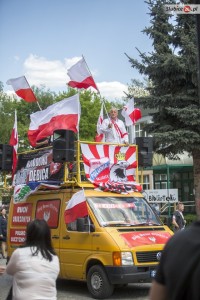 Führer einer extrem rechten Bewegung: Der Antisemit Piotr Rybak auf dem Lautsprecherwagen, u.a. geschmückt mit dem Fantransparent der örtlichen Fussballmannschaft Polonia Slubice am 7. Mai in Slubice. (Quelle: slubice24.pl)