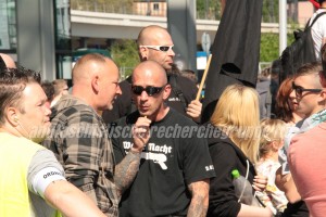 Schönes Wetter auch für Nazis? Peer Koss (mitte, mit “Weiße Macht”-Shirt) am 7. Mai auf der “Merkel muss weg”-Demonstration in Berlin.